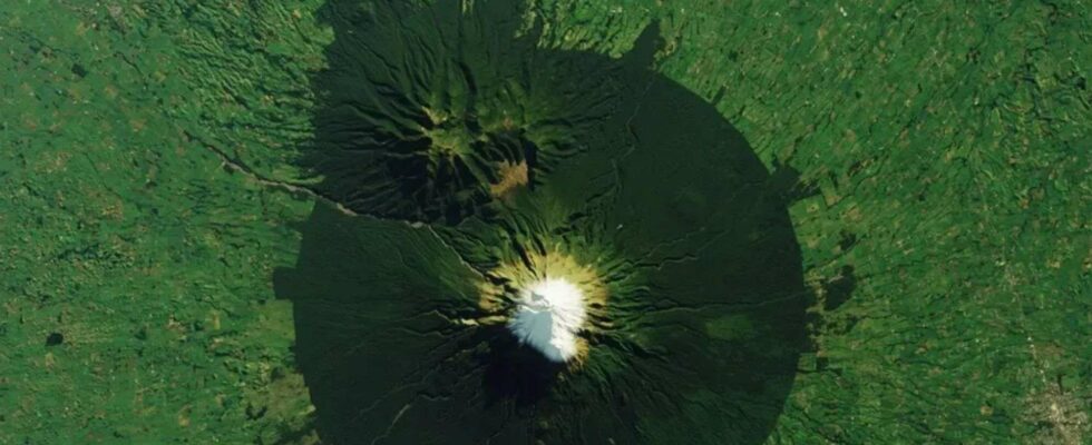 Enigme de la forêt circulaire et indestructible autour d'un volcan sacré au cœur du territoire hobbit.