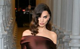 Emily Ratajkowski met en avant ses abdos sculptés dans un pull audacieux lors d'une sortie shopping à New York : Admirez la photo saisissante.