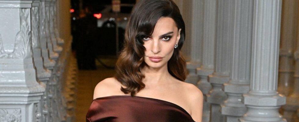 Emily Ratajkowski met en avant ses abdos sculptés dans un pull audacieux lors d'une sortie shopping à New York : Admirez la photo saisissante.