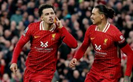 Liverpool s'impose 2-1 face à Chelsea : Curtis Jones et Mohamed Salah offrent la victoire aux Reds, Nicolas Jackson réduit l'écart pour les Blues.