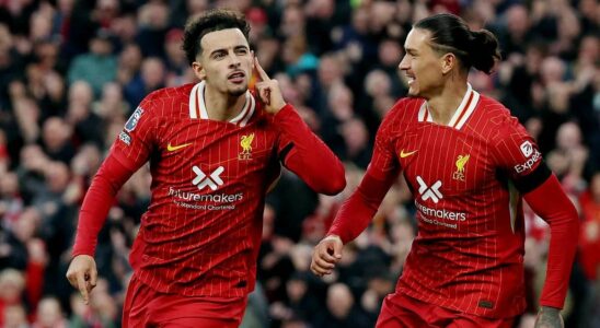 Liverpool s'impose 2-1 face à Chelsea : Curtis Jones et Mohamed Salah offrent la victoire aux Reds, Nicolas Jackson réduit l'écart pour les Blues.