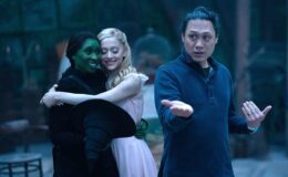 Entretien exclusif avec Jon M. Chu sur 'Wicked' : l'évolution de 'Defying Gravity', les répliques coupées et la division de la comédie musicale en deux - Dorothy sera-t-elle présente dans la 'Partie 2' ?