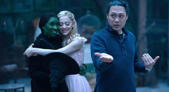 Entretien exclusif avec Jon M. Chu sur 'Wicked' : l'évolution de 'Defying Gravity', les répliques coupées et la division de la comédie musicale en deux - Dorothy sera-t-elle présente dans la 'Partie 2' ?