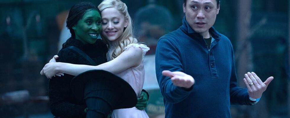 Entretien exclusif avec Jon M. Chu sur 'Wicked' : l'évolution de 'Defying Gravity', les répliques coupées et la division de la comédie musicale en deux - Dorothy sera-t-elle présente dans la 'Partie 2' ?