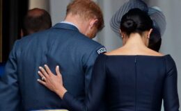 Titre : Analyse exclusive : Pourquoi Meghan Markle est-elle si proche du prince Harry ? Un expert en langage corporel déchiffre le "double clutch" de la duchesse comme un signe de possession.