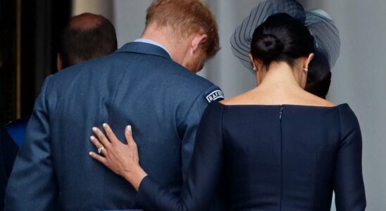 Titre : Analyse exclusive : Pourquoi Meghan Markle est-elle si proche du prince Harry ? Un expert en langage corporel déchiffre le "double clutch" de la duchesse comme un signe de possession.