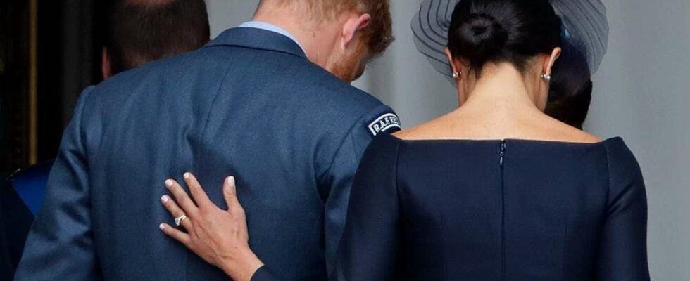 Titre : Analyse exclusive : Pourquoi Meghan Markle est-elle si proche du prince Harry ? Un expert en langage corporel déchiffre le "double clutch" de la duchesse comme un signe de possession.