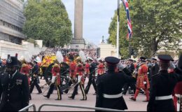 Chaises longues, hamburgers et souvenirs : ALESIA FIDDLER et sa mère campent sur The Mall deux ans après les funérailles de la Reine, rencontrant l'esprit de la Grande-Bretagne.