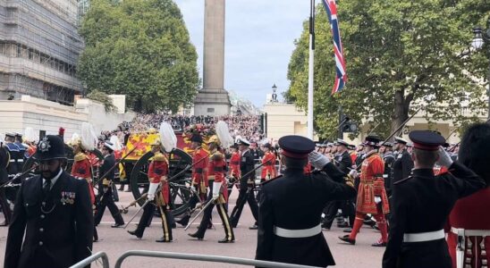 Chaises longues, hamburgers et souvenirs : ALESIA FIDDLER et sa mère campent sur The Mall deux ans après les funérailles de la Reine, rencontrant l'esprit de la Grande-Bretagne.