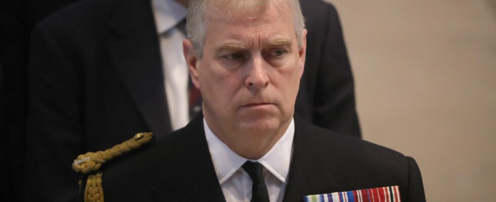 Le prince Andrew considère Beatrice et Eugenie comme son unique lien familial : elles espèrent qu'il assume ses responsabilités