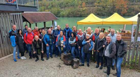 Aventure inoubliable en radeau sur l'Enns : Le FC 2000 à la conquête des eaux