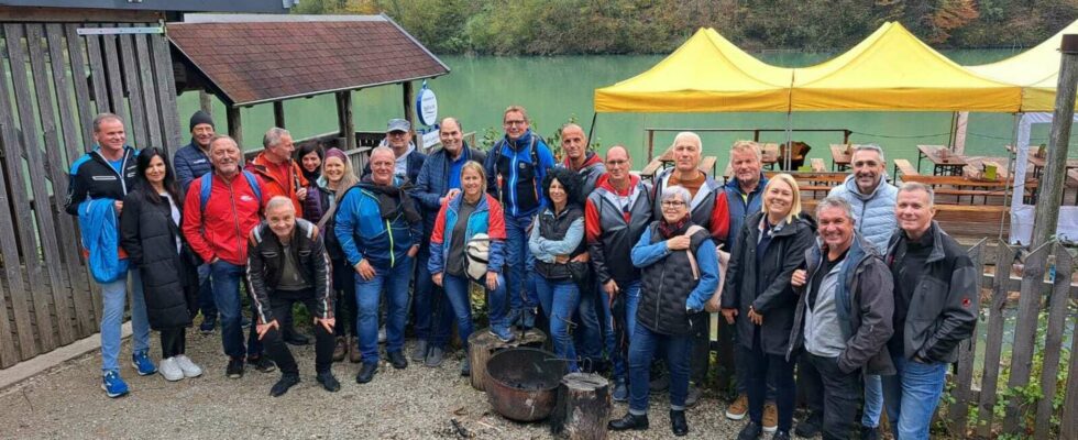 Aventure inoubliable en radeau sur l'Enns : Le FC 2000 à la conquête des eaux