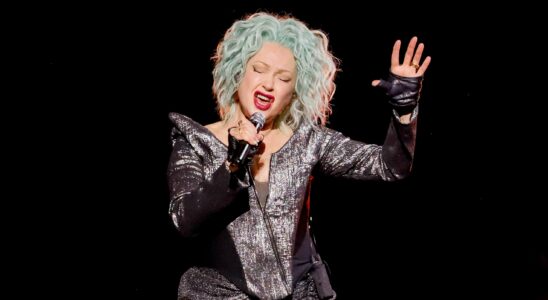 Cyndi Lauper enchante ses fans avec une tournée d'adieu mémorable : Analyse du concert.