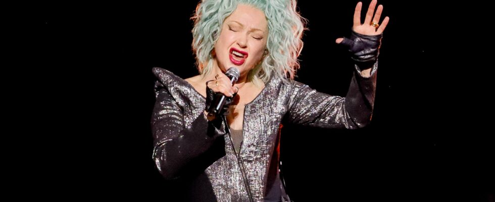 Cyndi Lauper enchante ses fans avec une tournée d'adieu mémorable : Analyse du concert.