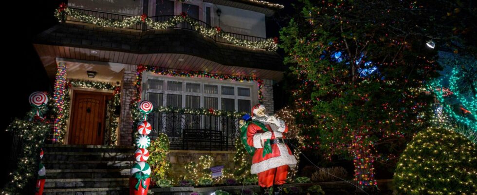 Accident tragique : un entrepreneur se blesse mortellement en installant des décorations de Noël.