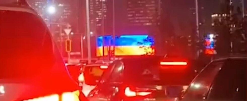 Poutine confronté à l'humiliation : son convoi passe devant un gigantesque drapeau ukrainien alors qu'une enquête criminelle est ouverte