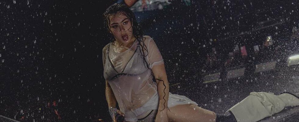 Charli XCX enflamme Londres avec 'Brat' et des performances surprise de Caroline Polachek, Robyn et Yung Lean.