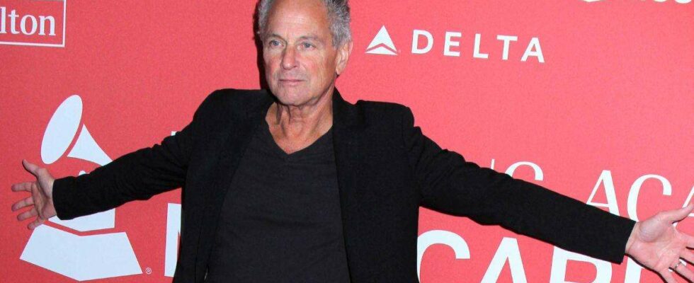 Lindsey Buckingham, icône de Fleetwood Mac, demande une ordonnance de protection contre une fan menaçante de 53 ans