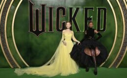 'Wicked' soutient la cause LGBTQ et entraîne une réaction de boycott chez les conservateurs.