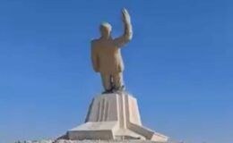 Chute spectaculaire de la statue d'Assad en Syrie : célébrations des rebelles avec des tirs d'AK-47 dans les airs