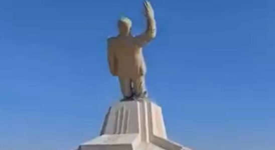 Chute spectaculaire de la statue d'Assad en Syrie : célébrations des rebelles avec des tirs d'AK-47 dans les airs