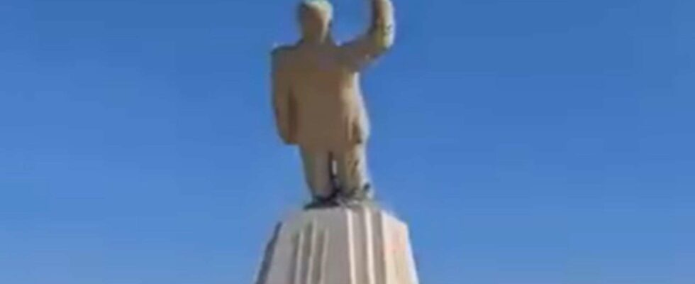 Chute spectaculaire de la statue d'Assad en Syrie : célébrations des rebelles avec des tirs d'AK-47 dans les airs