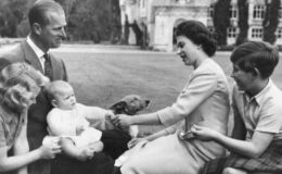 La reine Elizabeth arbore sa couronne de couronnement lors du bain royal de Charles