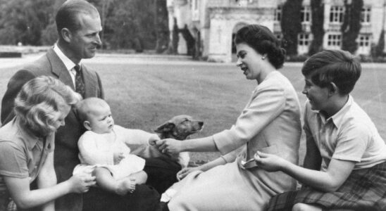 La reine Elizabeth arbore sa couronne de couronnement lors du bain royal de Charles