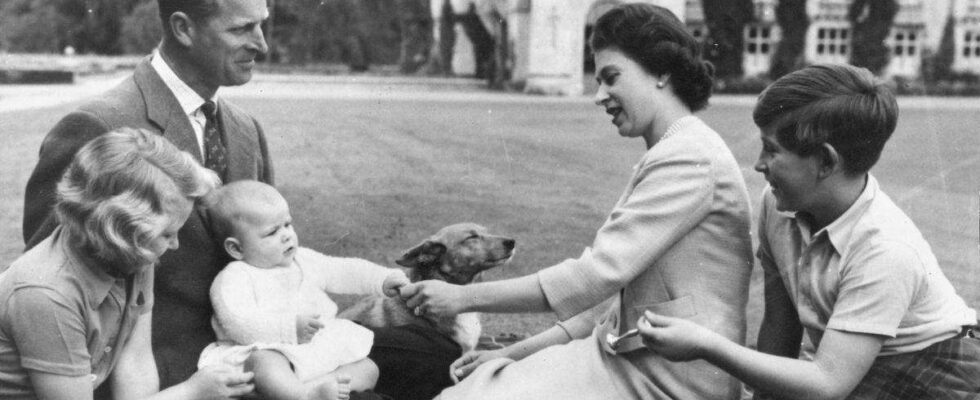 La reine Elizabeth arbore sa couronne de couronnement lors du bain royal de Charles