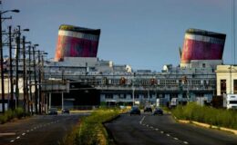 Un paquebot abandonné sur le point d'être coulé : un dernier voyage audacieux à éviter un pont emblématique