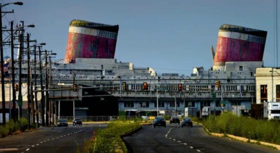 Un paquebot abandonné sur le point d'être coulé : un dernier voyage audacieux à éviter un pont emblématique