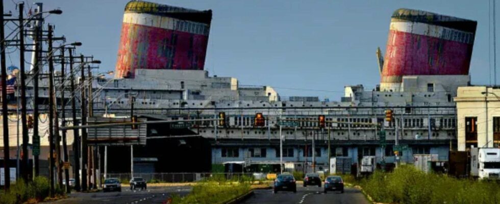 Un paquebot abandonné sur le point d'être coulé : un dernier voyage audacieux à éviter un pont emblématique