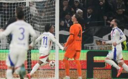 Lyon : L'Eintracht en difficulté, l'entraîneur s'emporte