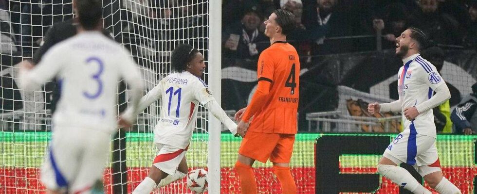 Lyon : L'Eintracht en difficulté, l'entraîneur s'emporte