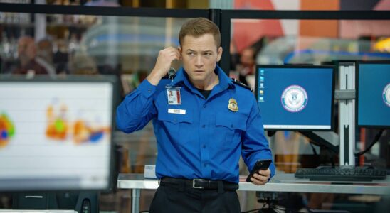 Analyse de 'Carry-On' : Taron Egerton et un Jason Bateman diabolique portent le thriller de Noël décalé de Netflix.