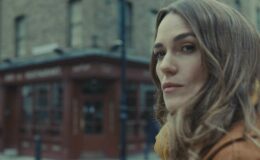 Keira Knightley souhaite qu'Helen règle ses comptes avec Dani dans la saison 2 de 'Black Doves' : 'Il n'est pas acceptable qu'elle ait tenté de séduire mon mari et de me tuer la veille de Noël.'