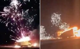 Un camion de feux d'artifice du Nouvel An se renverse, déclenchant un spectacle pyrotechnique inattendu dans le ciel