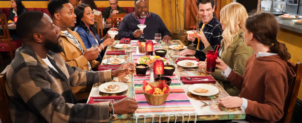 La magie de « The Neighborhood » selon Max Greenfield : une cohérence tonale chaque lundi soir avec Calvin et Dave