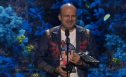 Amir Satvat, récompensé aux Game Awards pour son soutien aux développeurs licenciés, témoigne des nombreuses réactions haineuses reçues après son engagement de plus de 2 000 heures dans l'industrie du jeu vidéo.