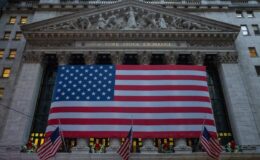 Le Dow Jones perd 1100 points suite aux indications de la Fed sur des baisses de taux limitées en 2025.