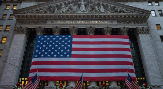 Le Dow Jones perd 1100 points suite aux indications de la Fed sur des baisses de taux limitées en 2025.