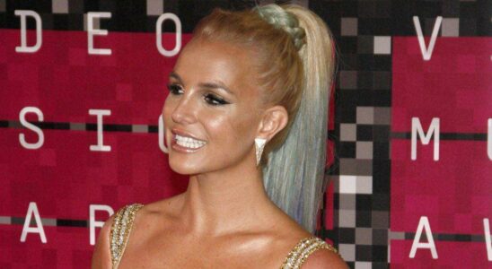 Britney Spears en petite tenue bleue : Découvrez son look et sa coiffure tendance