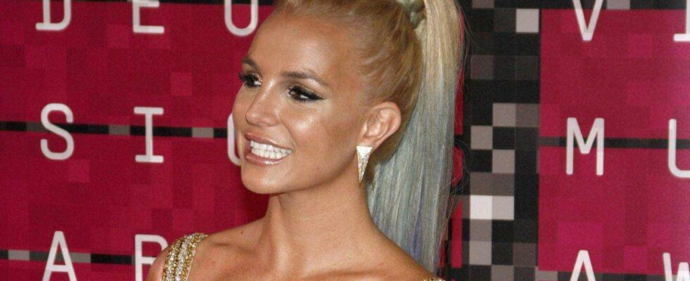 Britney Spears en petite tenue bleue : Découvrez son look et sa coiffure tendance