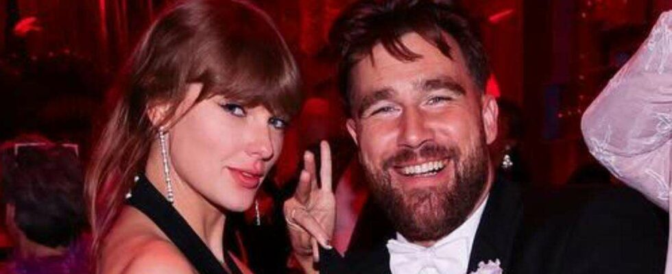 Travis Kelce organise une soirée mémorable pour Taylor Swift sur le thème de la tournée Eras : revivez les moments forts en images.