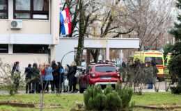 Un adolescent de 19 ans attaque au couteau dans une école, faisant une victime de 7 ans et blessant 7 autres, dont un enseignant en danger de mort.