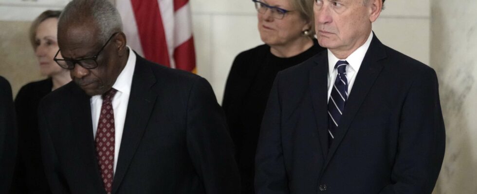 Titre : Nouvelle enquête du Sénat révèle des manquements éthiques de Clarence Thomas et Samuel Alito.