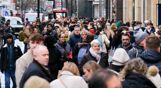 Plus de 30 MILLIONS de Britanniques envahissent les boutiques lors de la journée de shopping la plus intense, avec des routes saturées et des aéroports pleins à craquer avant Noël.