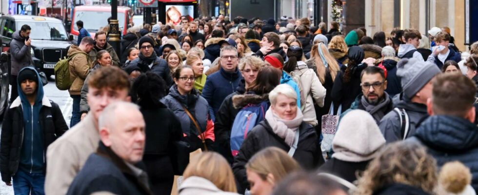 Plus de 30 MILLIONS de Britanniques envahissent les boutiques lors de la journée de shopping la plus intense, avec des routes saturées et des aéroports pleins à craquer avant Noël.