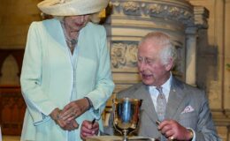 Les souvenirs historiques ressurgissent : le roi Charles et la reine Camilla signent la Bible en Australie, un acte déjà réalisé par la reine Elizabeth et le prince Philip en 1983.