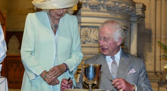 Les souvenirs historiques ressurgissent : le roi Charles et la reine Camilla signent la Bible en Australie, un acte déjà réalisé par la reine Elizabeth et le prince Philip en 1983.